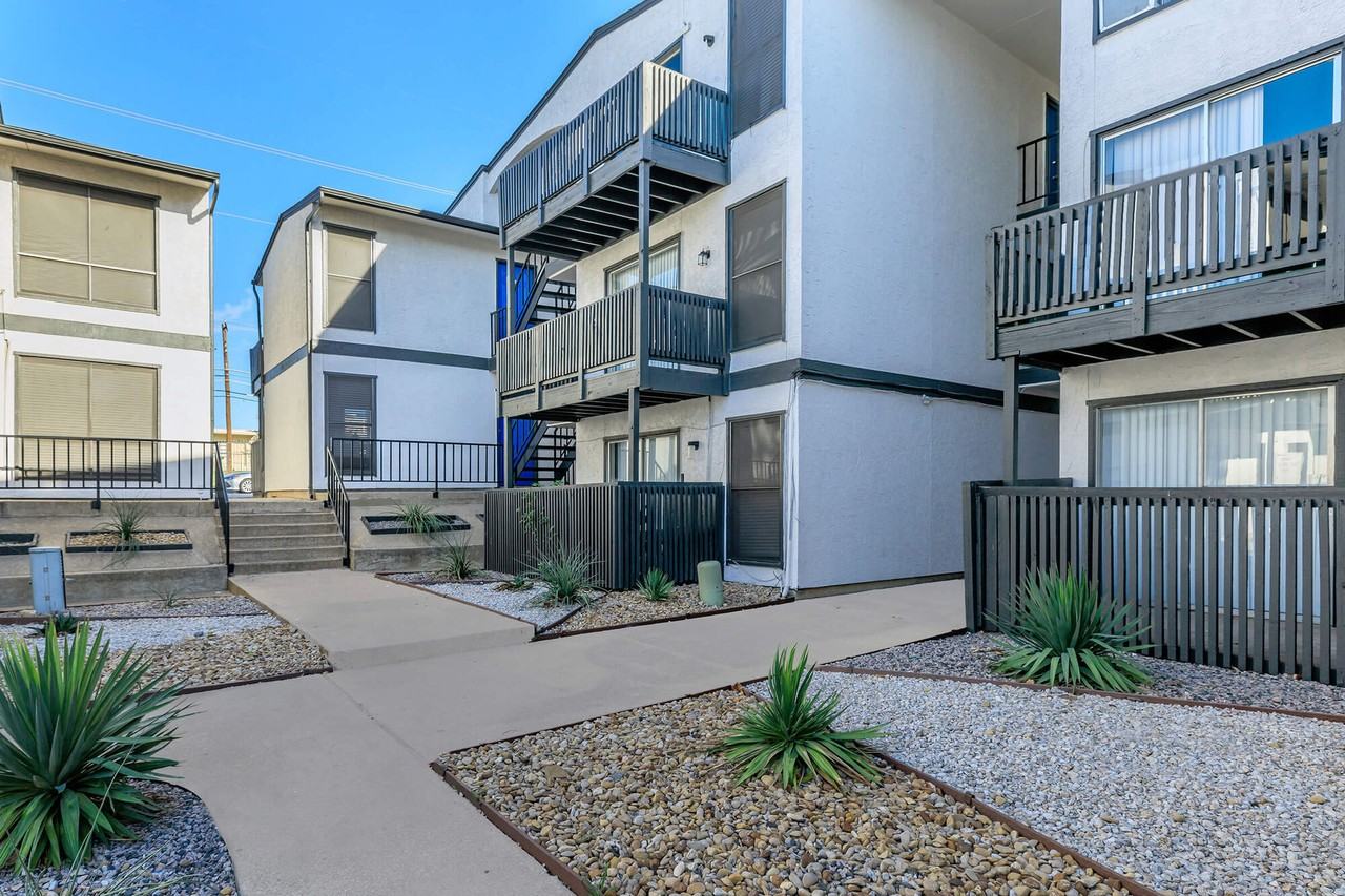 The Ayva at Oaklawn - Photo 5 of 22