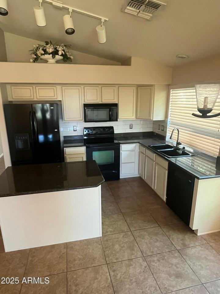 2213 W Madre Del Oro Dr - Photo 4 of 13