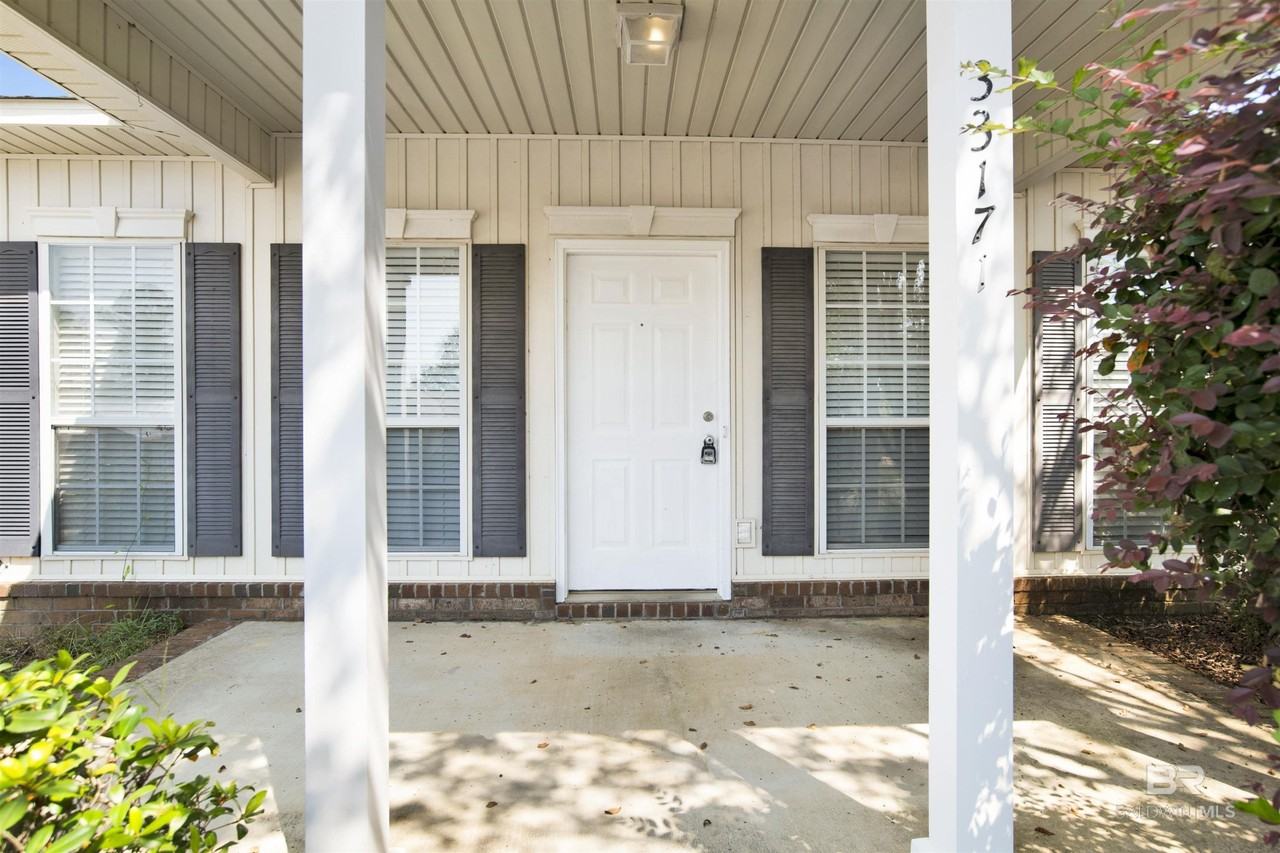 33171 Stables Dr - Photo 4 of 29