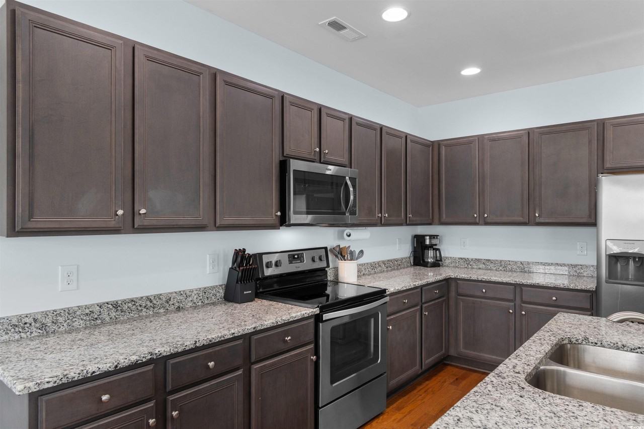 911 Ocean Pines Ct - Photo 3 of 36