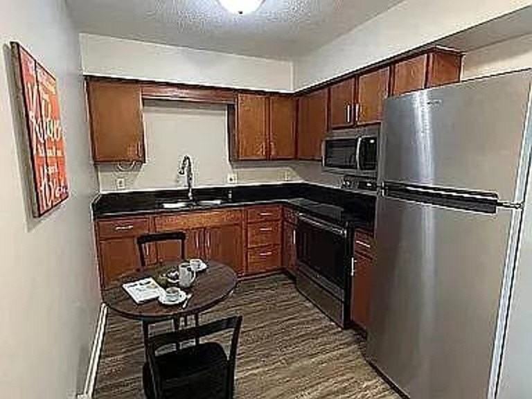 602 Se Grant St #2 - Photo 3 of 8