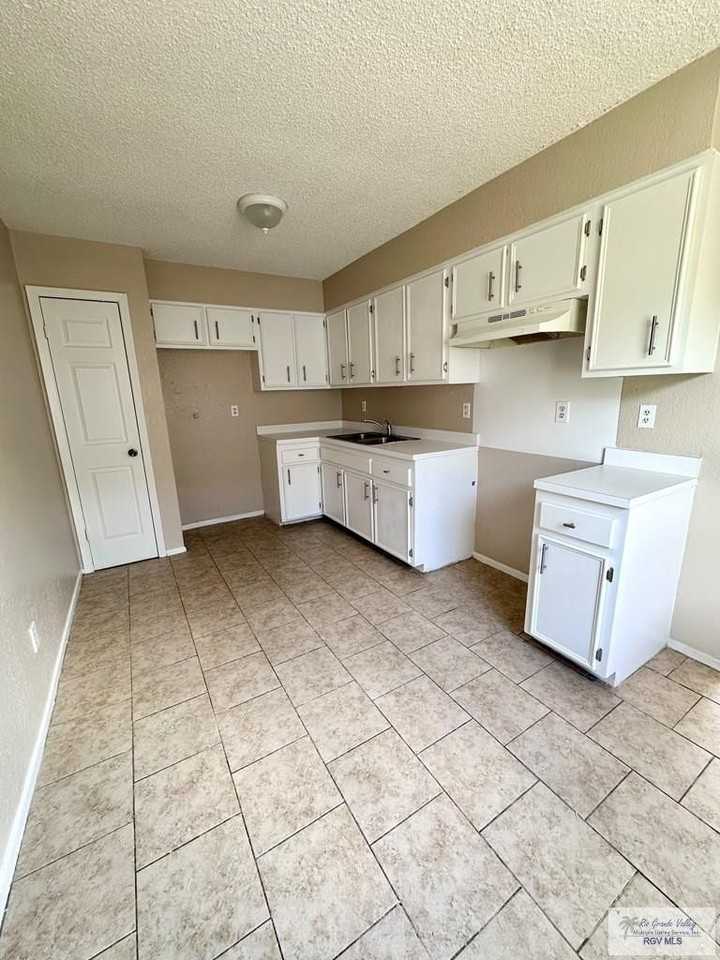 845 Taylor St #A - Photo 3 of 6