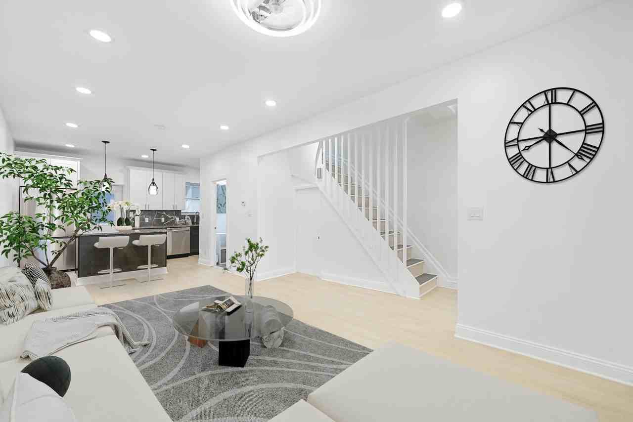 803 West St - Photo 3 of 34