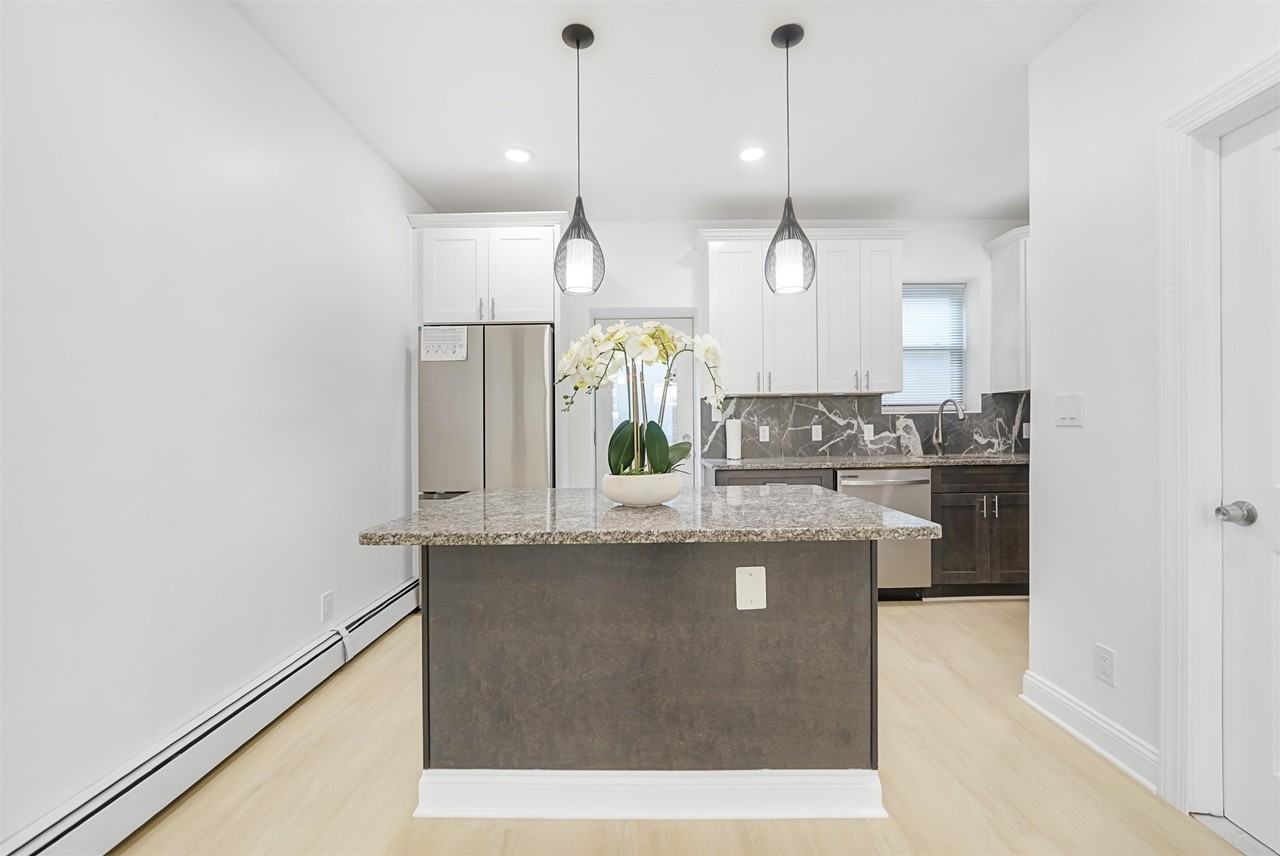 803 West St - Photo 4 of 34