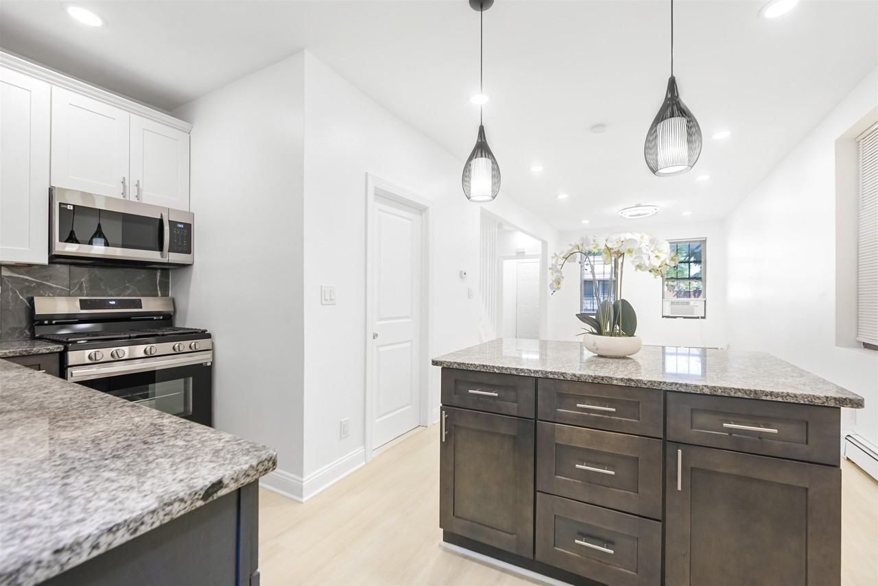 803 West St - Photo 5 of 34