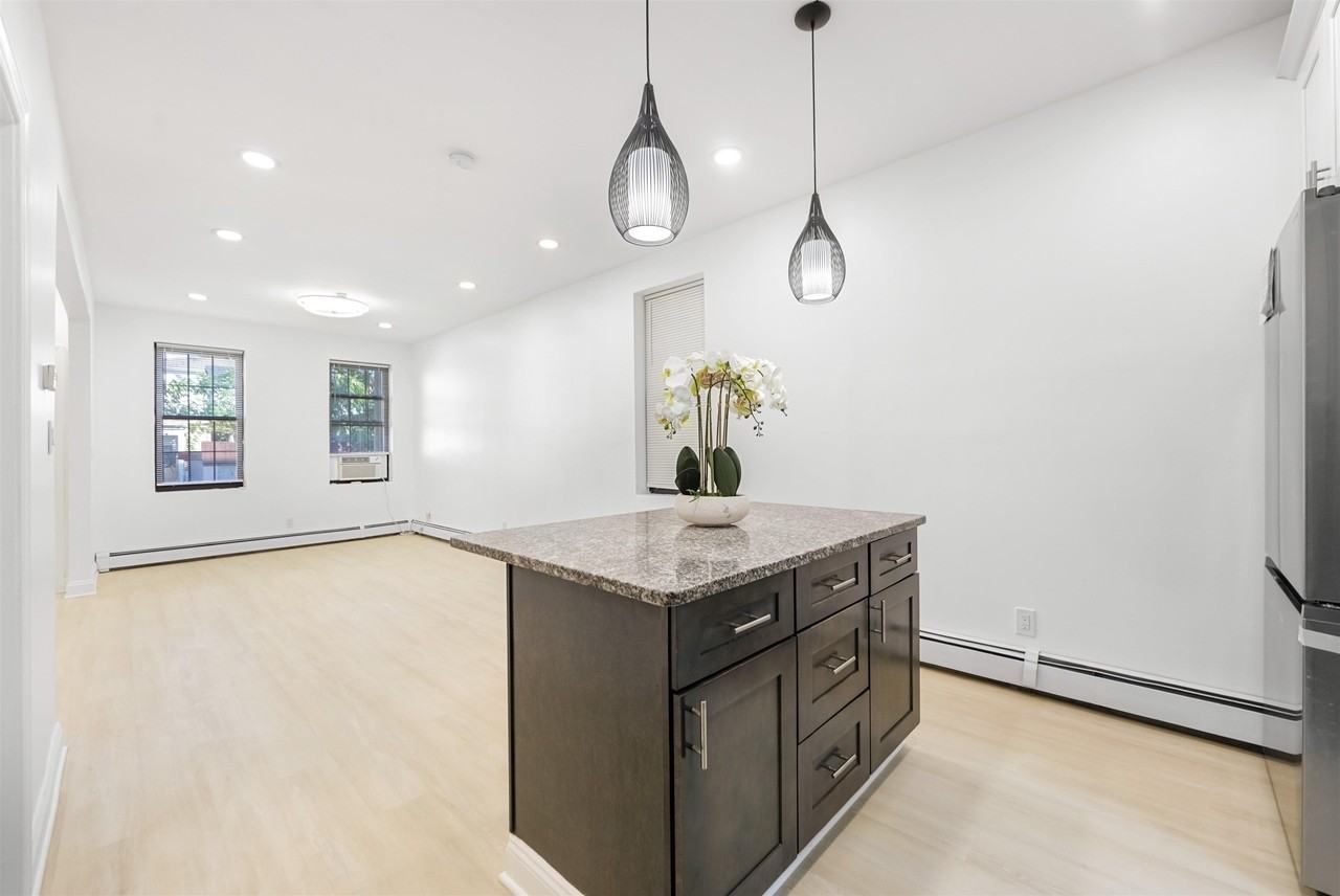 803 West St - Photo 7 of 34