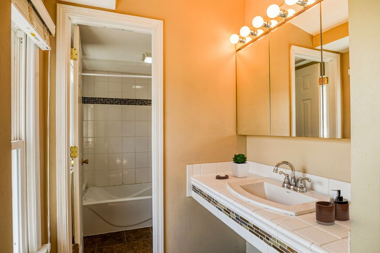 2324 Northwestern Avenue - Photo 7 of 10