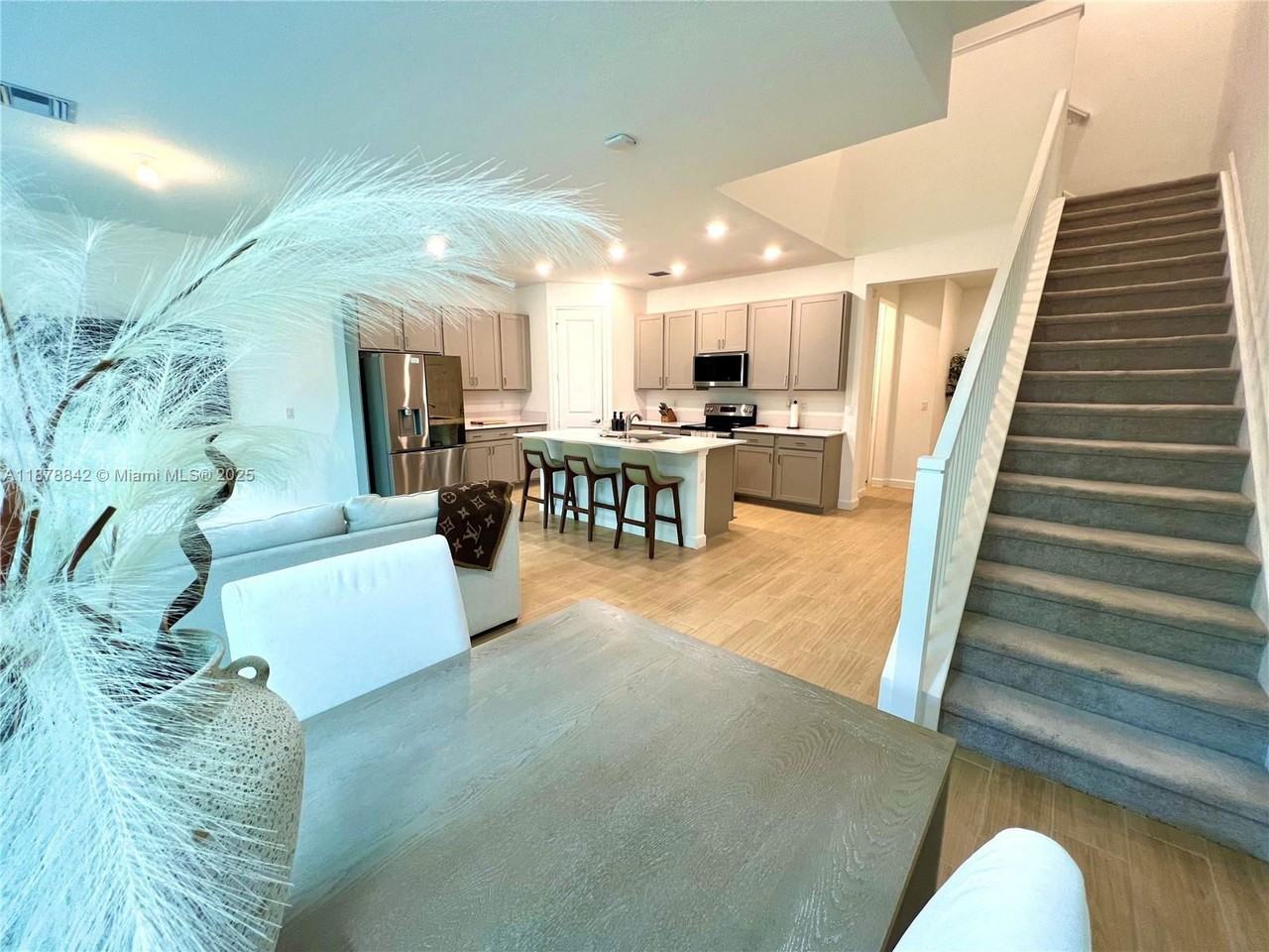 9045 Zevon Ct - Photo 2 of 8