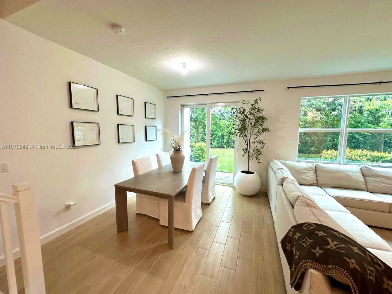 9045 Zevon Ct - Photo 3 of 8