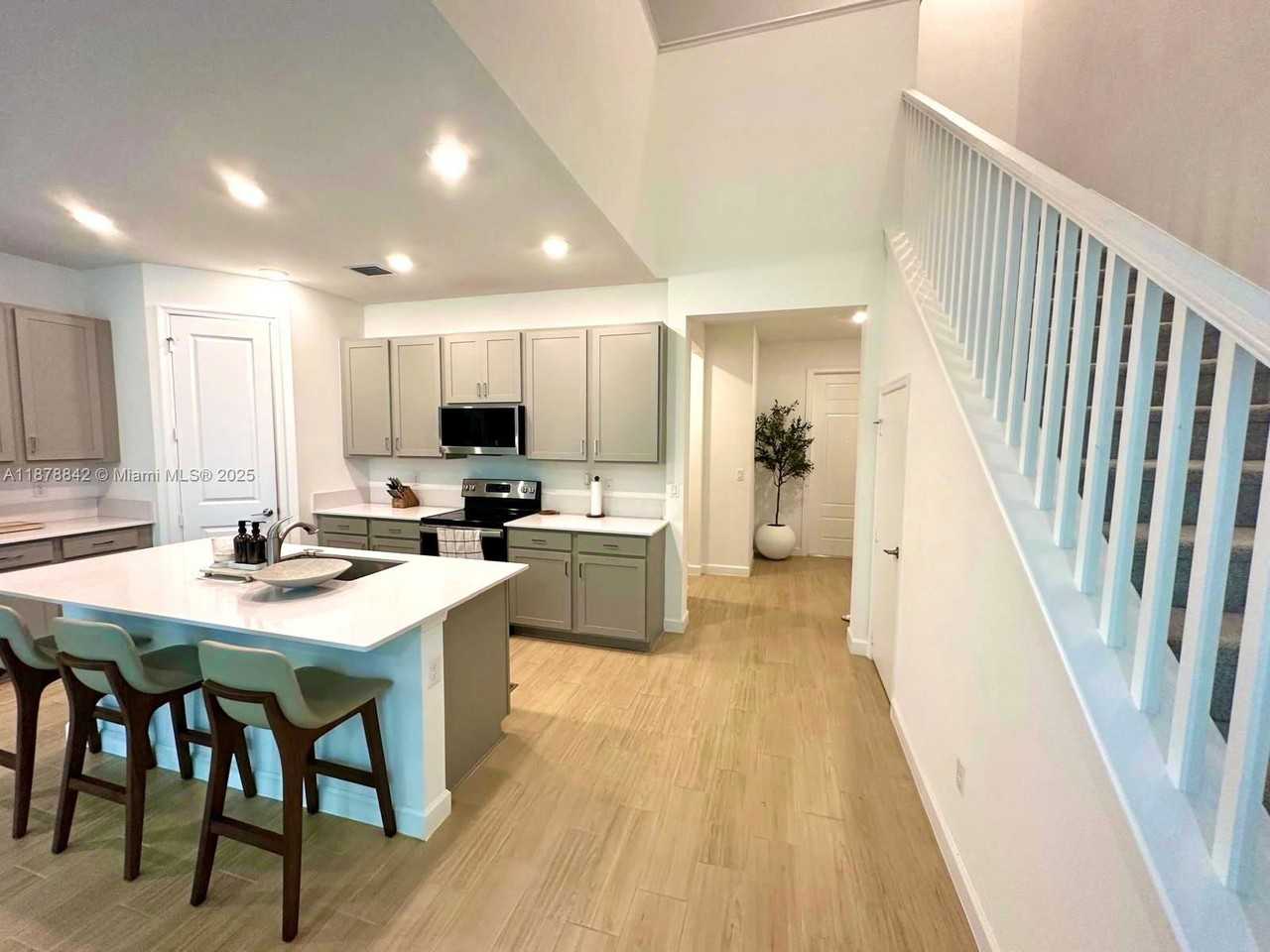 9045 Zevon Ct - Photo 4 of 8