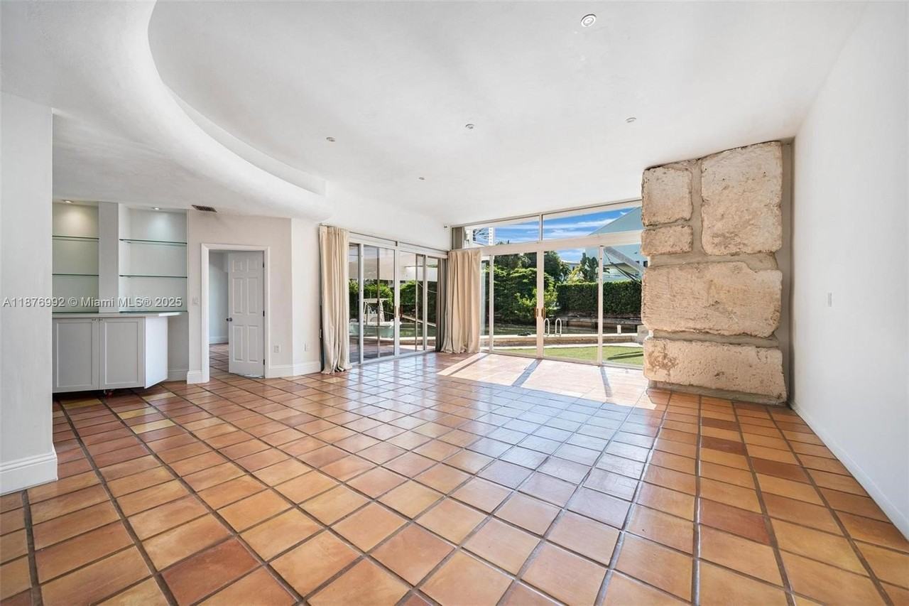 2120 S Bayshore Dr - Photo 3 of 25