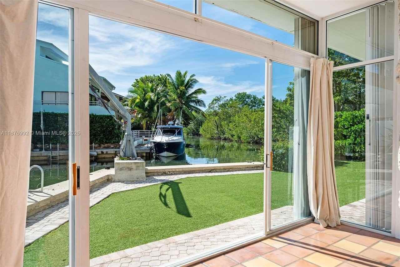 2120 S Bayshore Dr - Photo 4 of 25