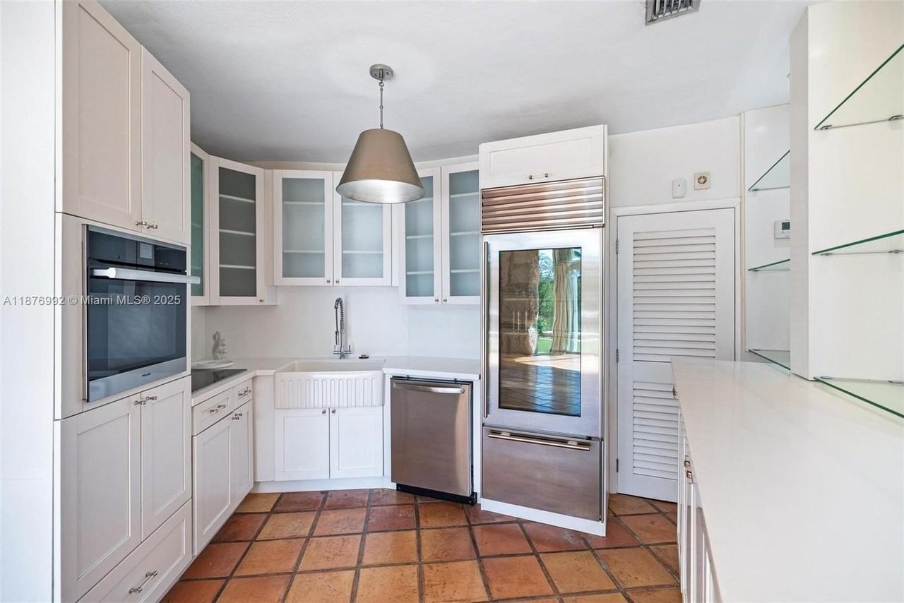 2120 S Bayshore Dr - Photo 6 of 25