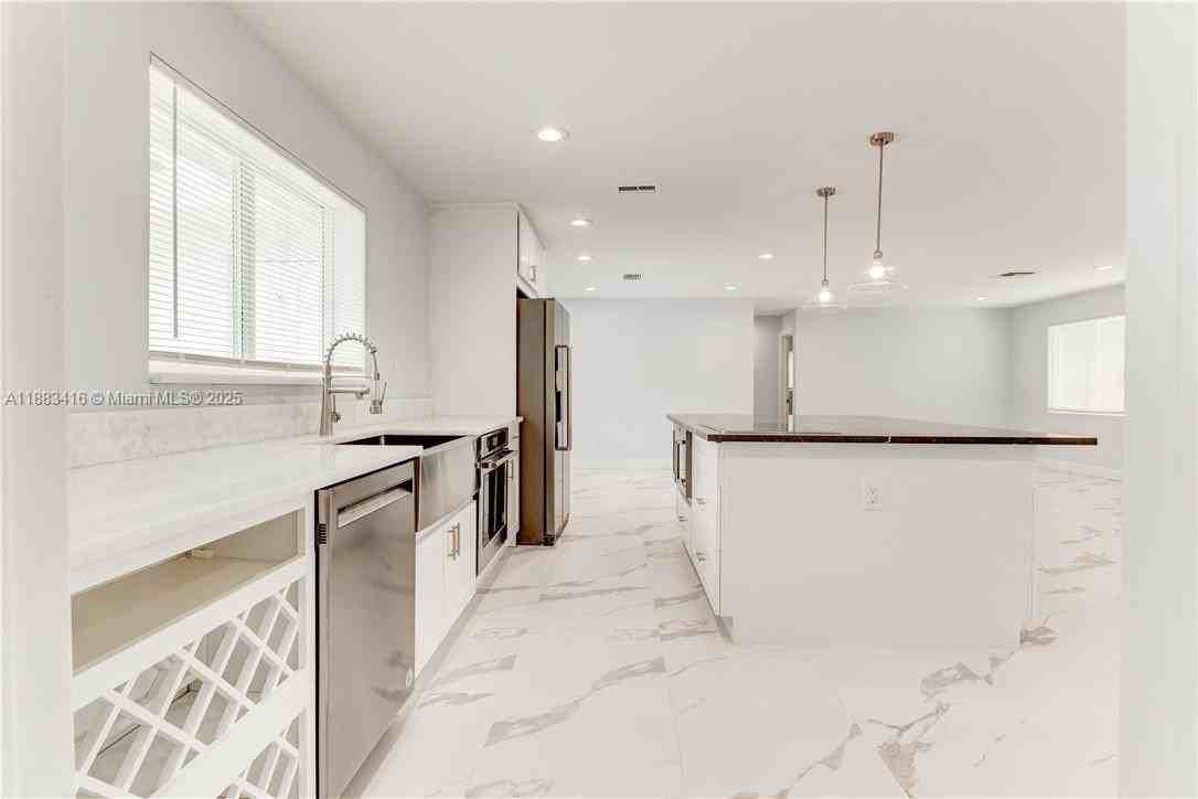 465 Nw 11th St - Photo 2 of 11