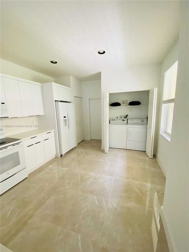 2433 Pasadena Way - Photo 6 of 22