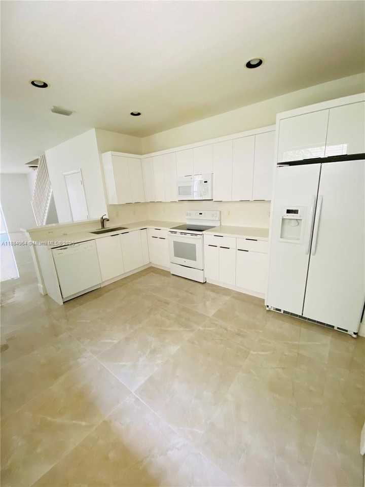 2433 Pasadena Way - Photo 7 of 22