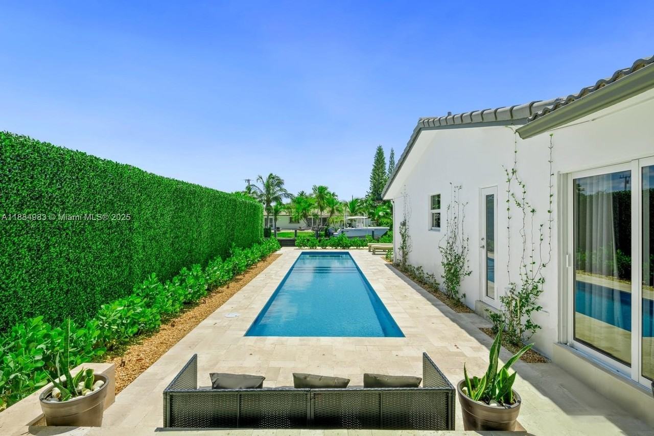 2830 Northeast 56th Court - Photo 2 of 31