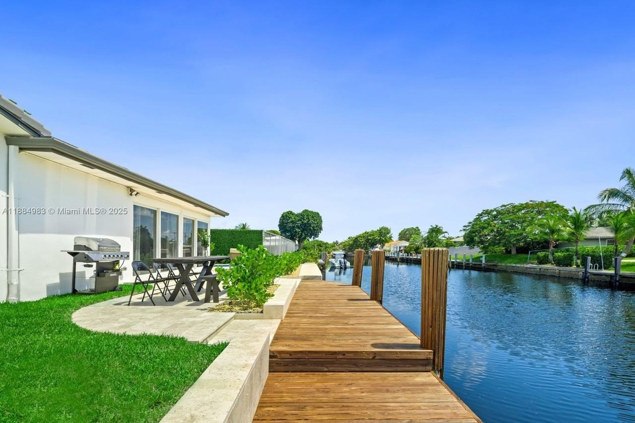 2830 Northeast 56th Court - Photo 4 of 31