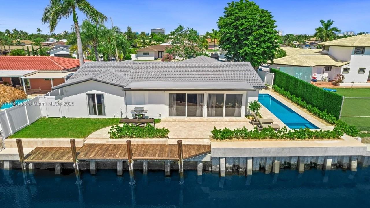 2830 Northeast 56th Court - Photo 5 of 31