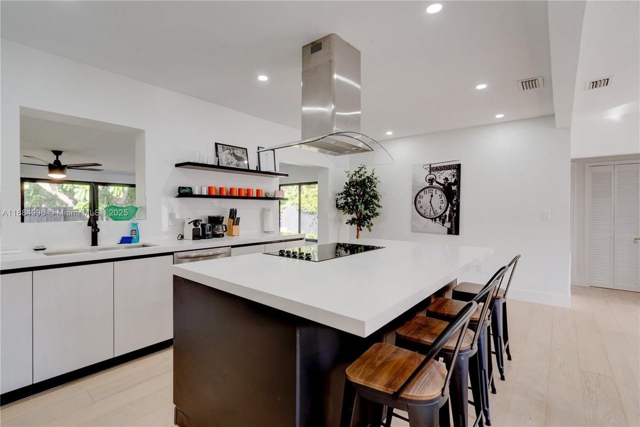 347 Ne 110th St - Photo 3 of 34