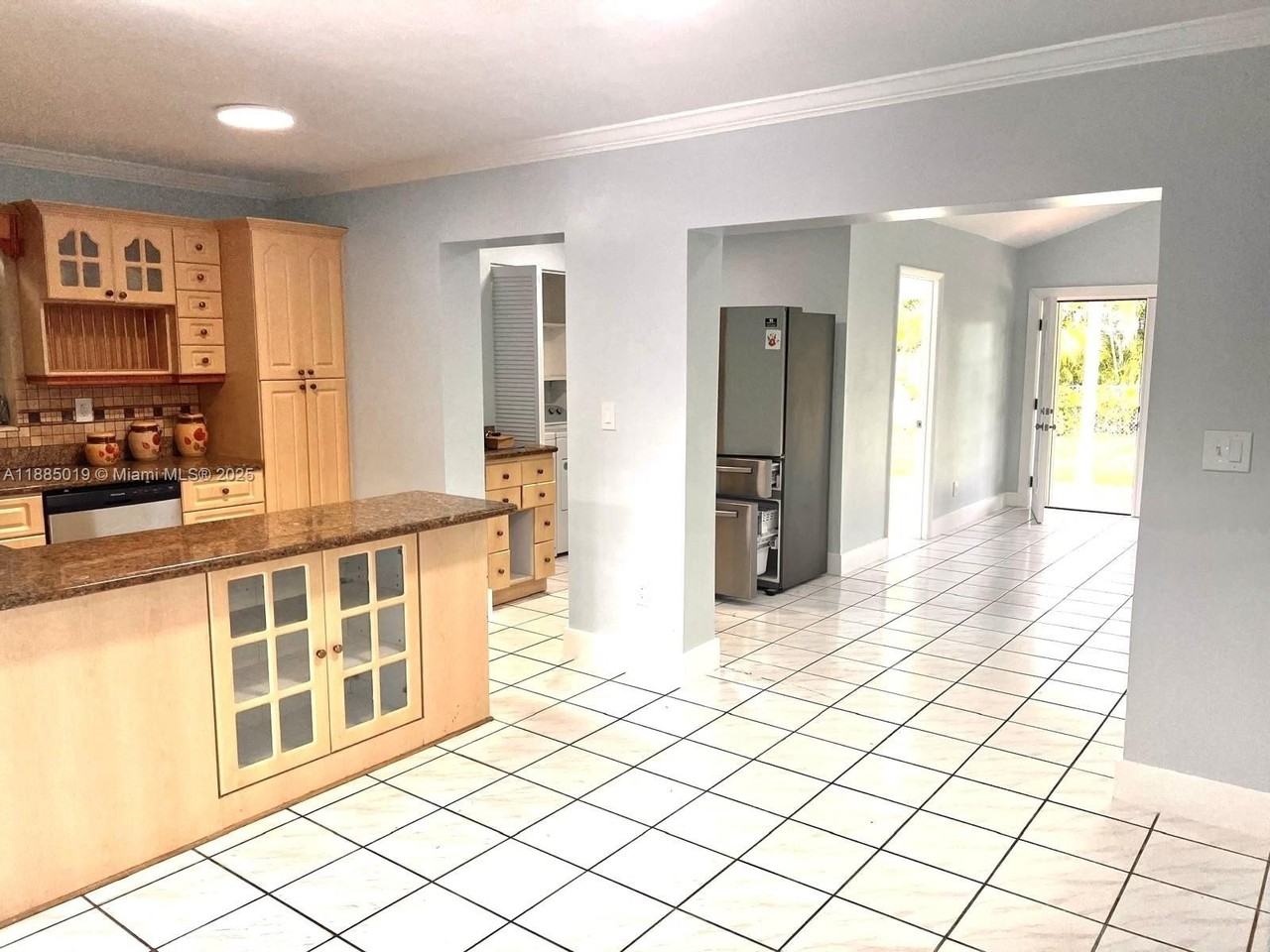 1575 West 53rd Street - Photo 4 of 16