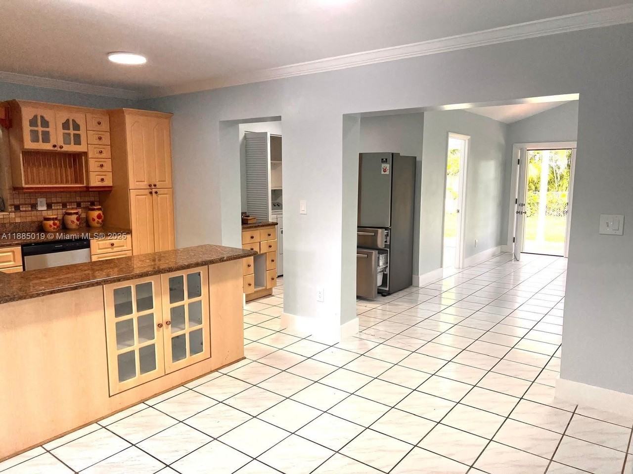 1575 West 53rd Street - Photo 5 of 16