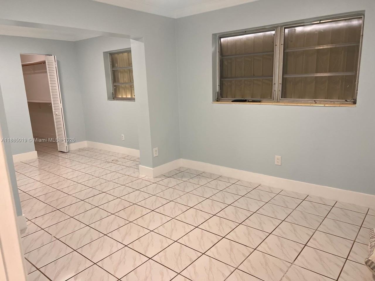 1575 West 53rd Street - Photo 6 of 16