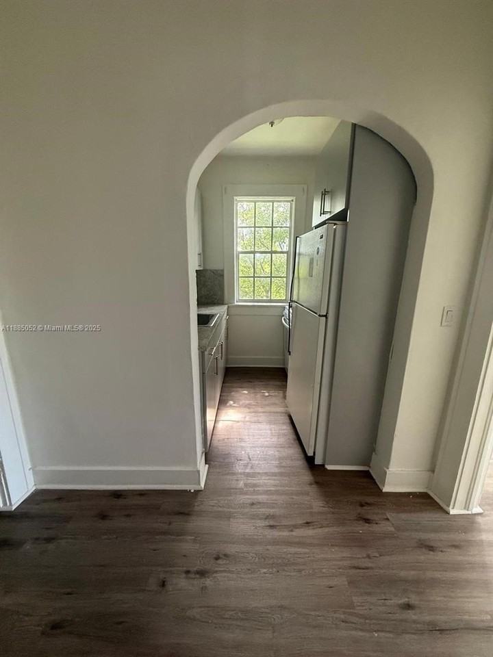 236 Ne 28th St #9 - Photo 3 of 8