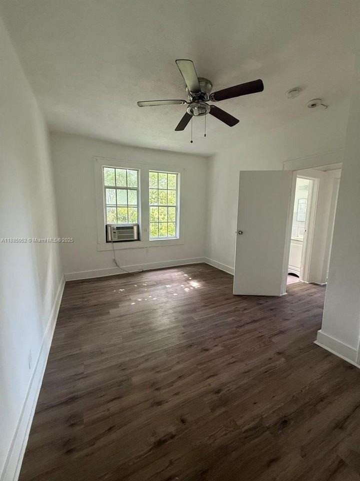 236 Ne 28th St #9 - Photo 4 of 8