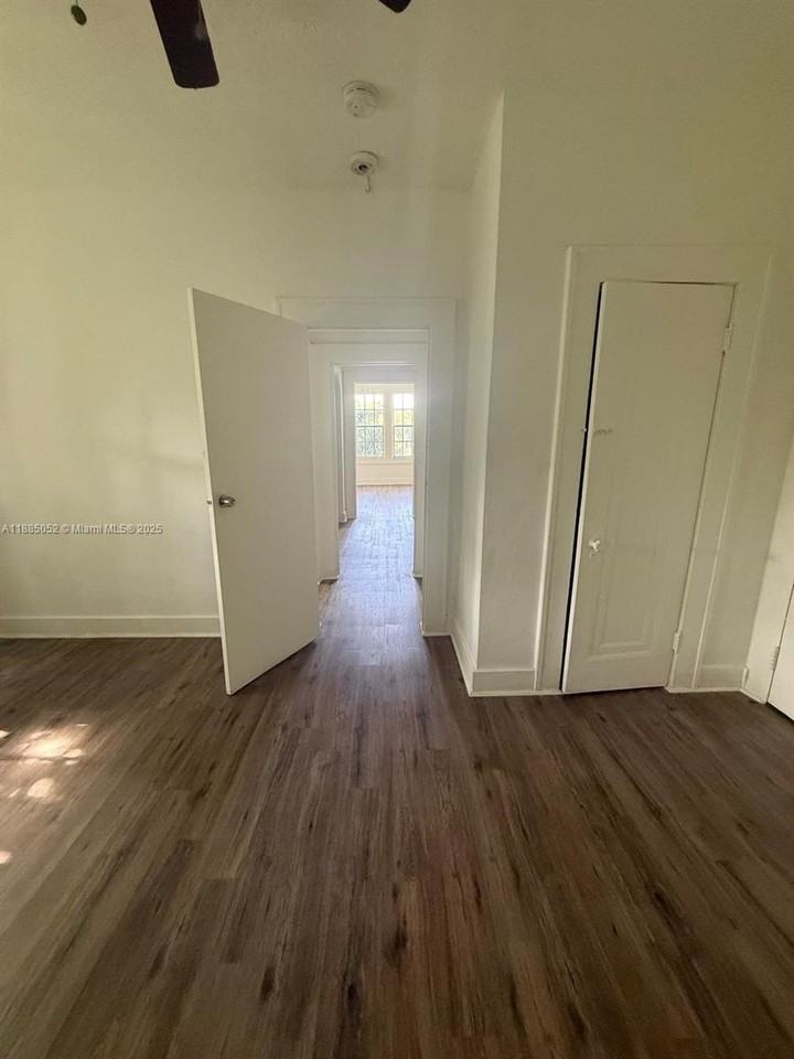 236 Ne 28th St #9 - Photo 6 of 8