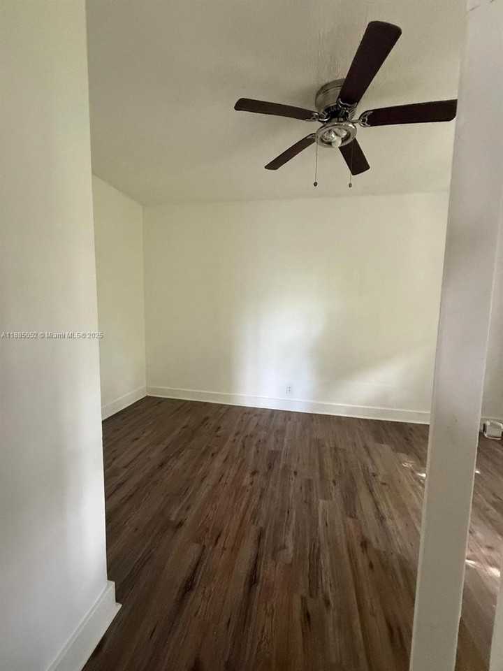 236 Ne 28th St #9 - Photo 7 of 8