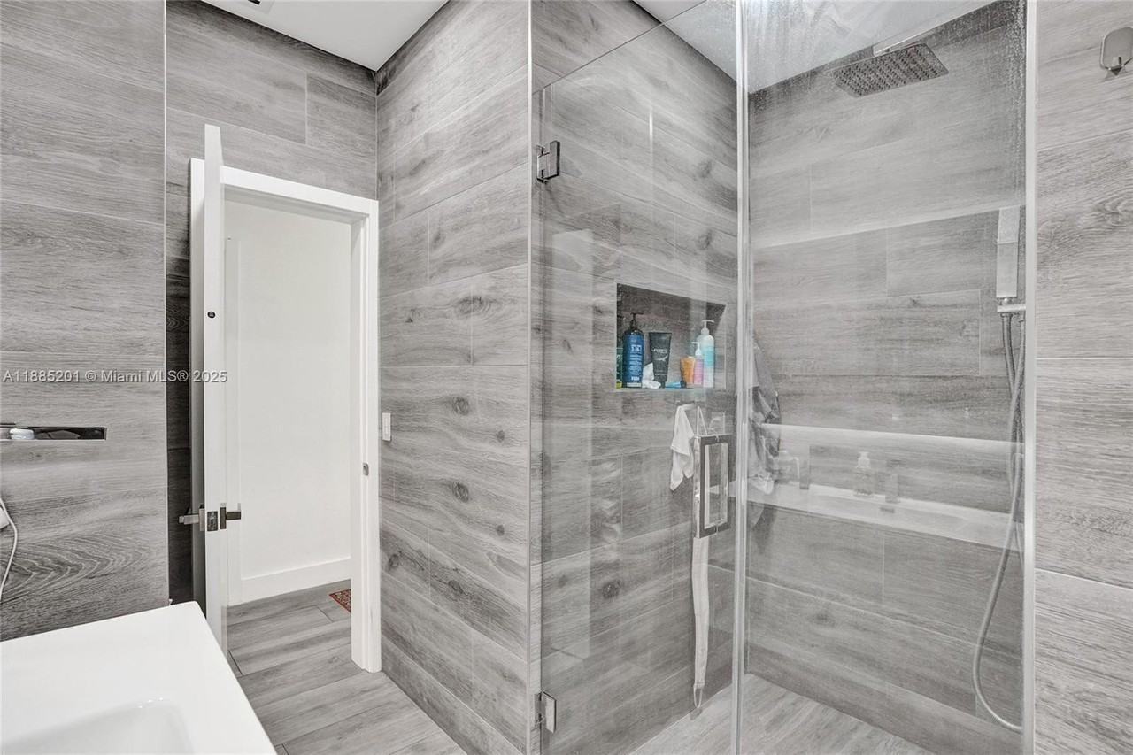 3784 Sheridan Ave - Photo 3 of 50