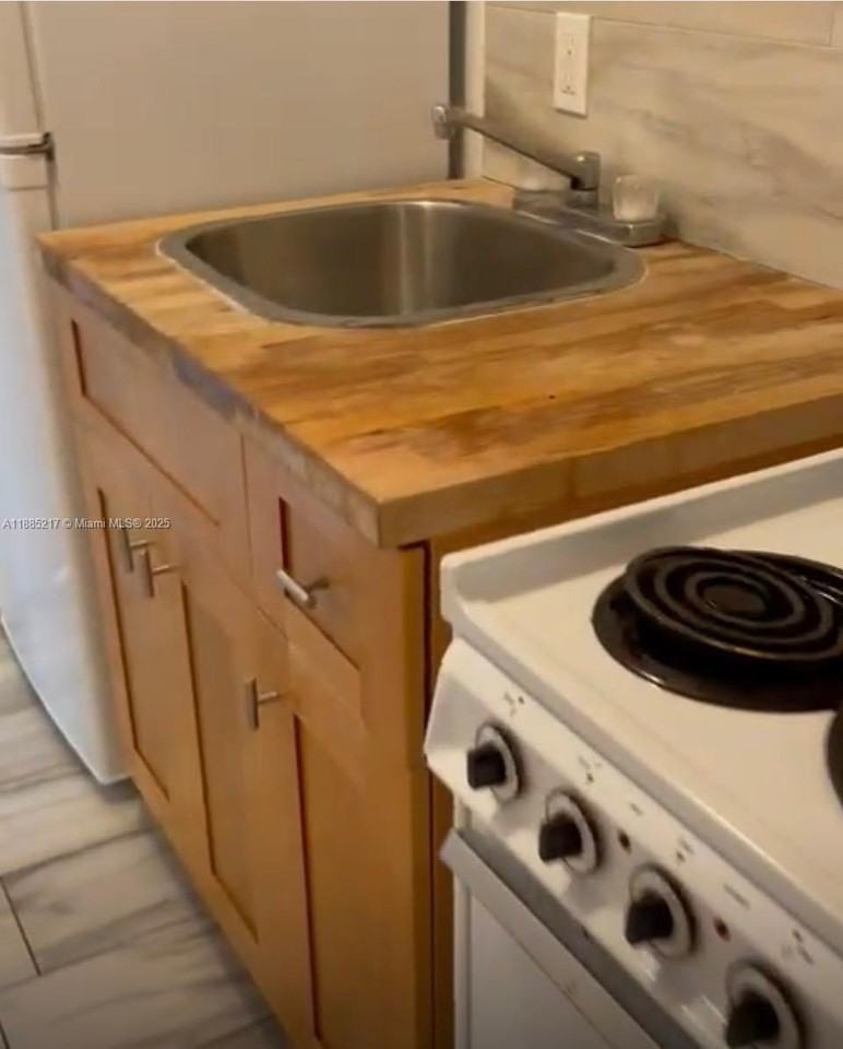 506 18th St #B - Photo 3 of 9