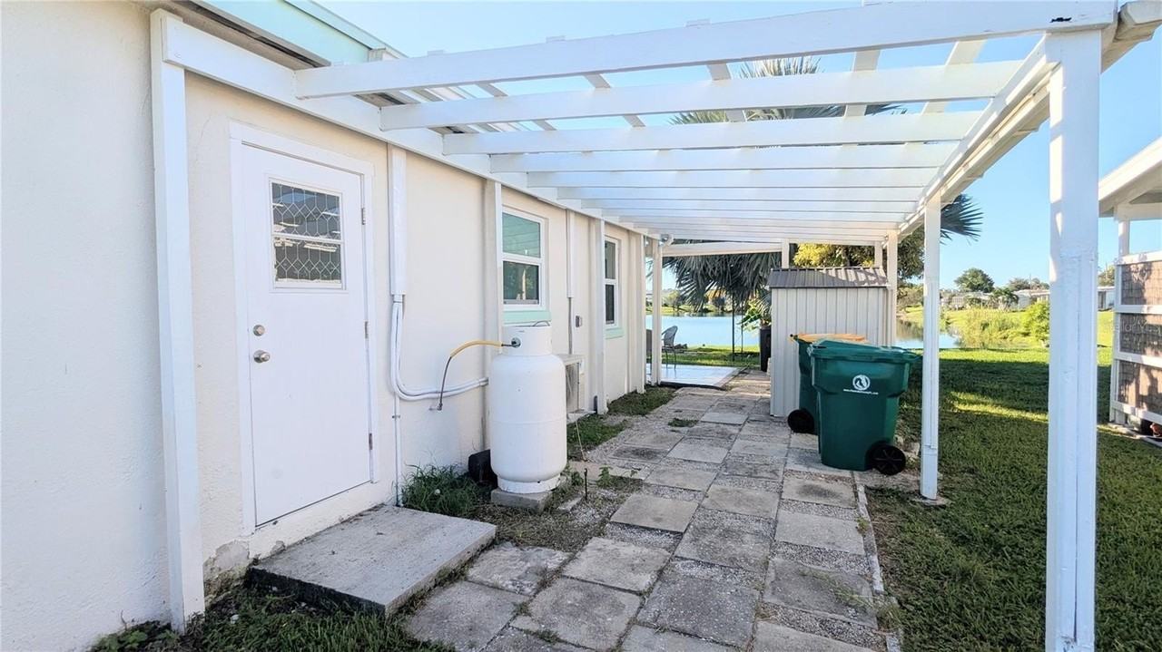 21195 Gladis Avenue - Photo 5 of 34