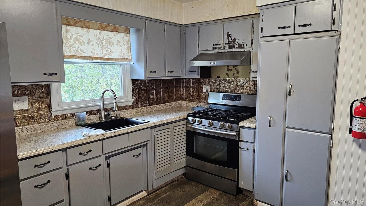 225 Monhagen Ave - Photo 3 of 19