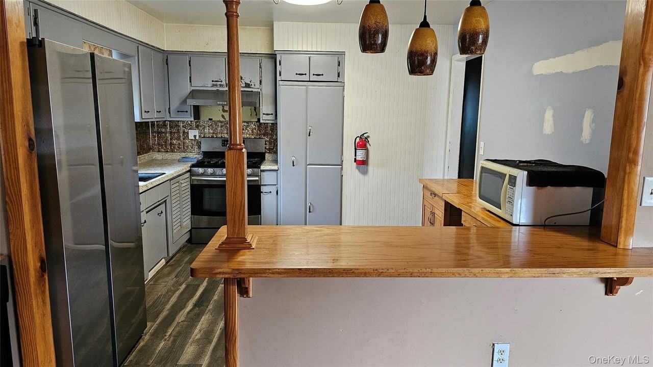 225 Monhagen Ave - Photo 4 of 19