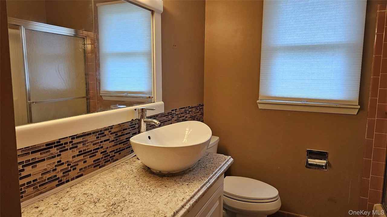 225 Monhagen Ave - Photo 5 of 19