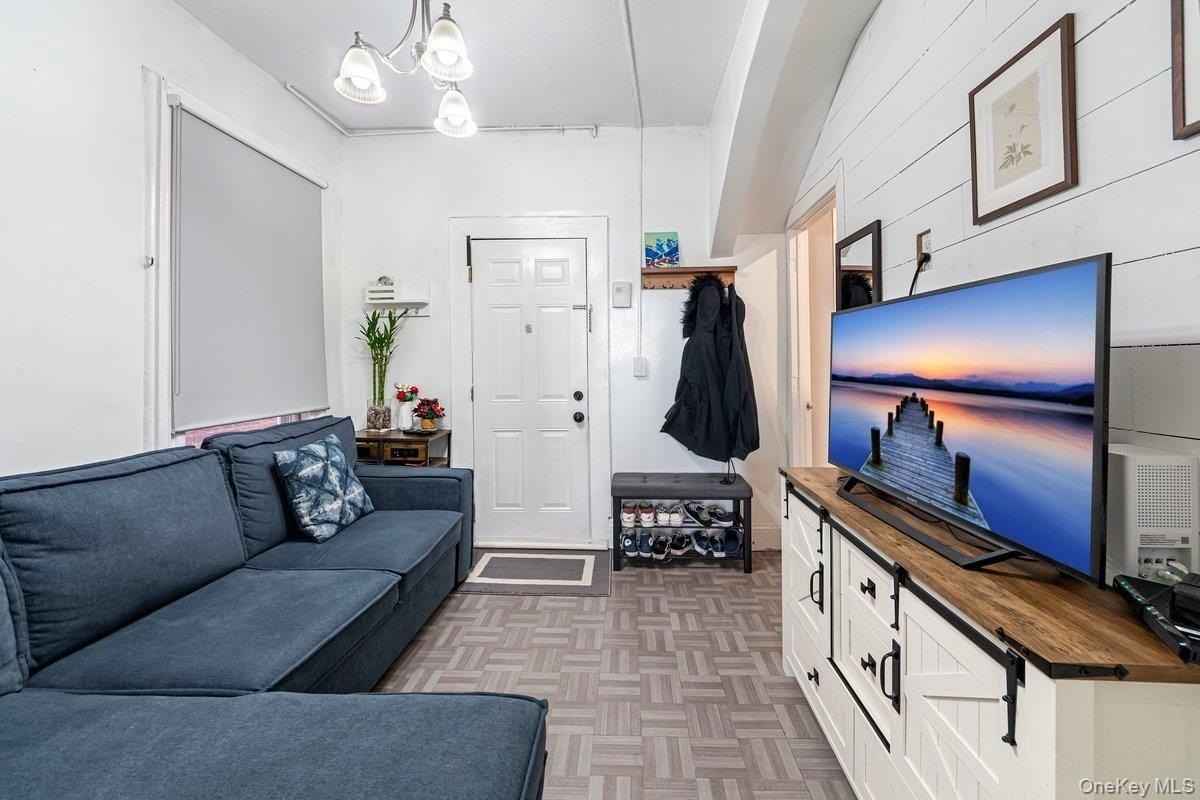 22 Jones Pl #1stFL - Photo 2 of 9