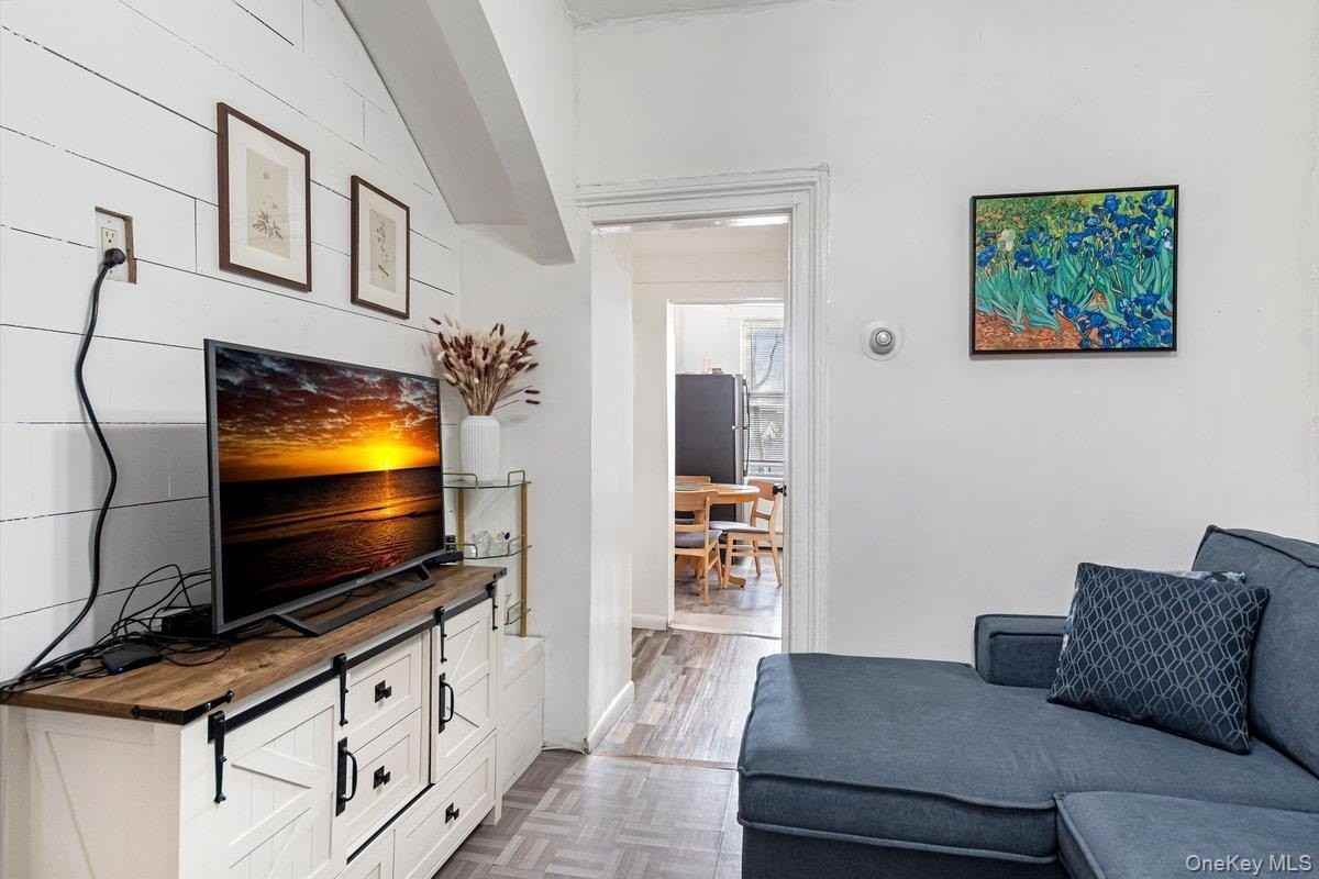 22 Jones Pl #1stFL - Photo 3 of 9