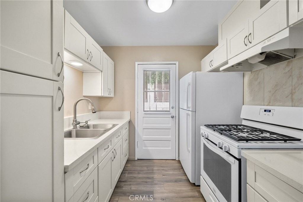 904 1st St Apt 2 - Photo 4 of 25