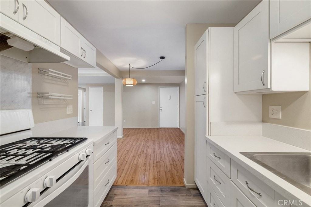 904 1st St Apt 2 - Photo 5 of 25