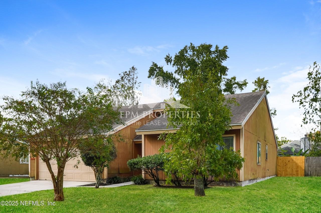 8038 Loch Lomond Ln - Photo 3 of 19