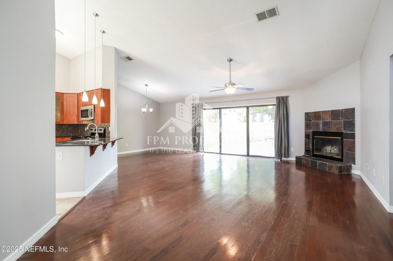 8038 Loch Lomond Ln - Photo 4 of 19