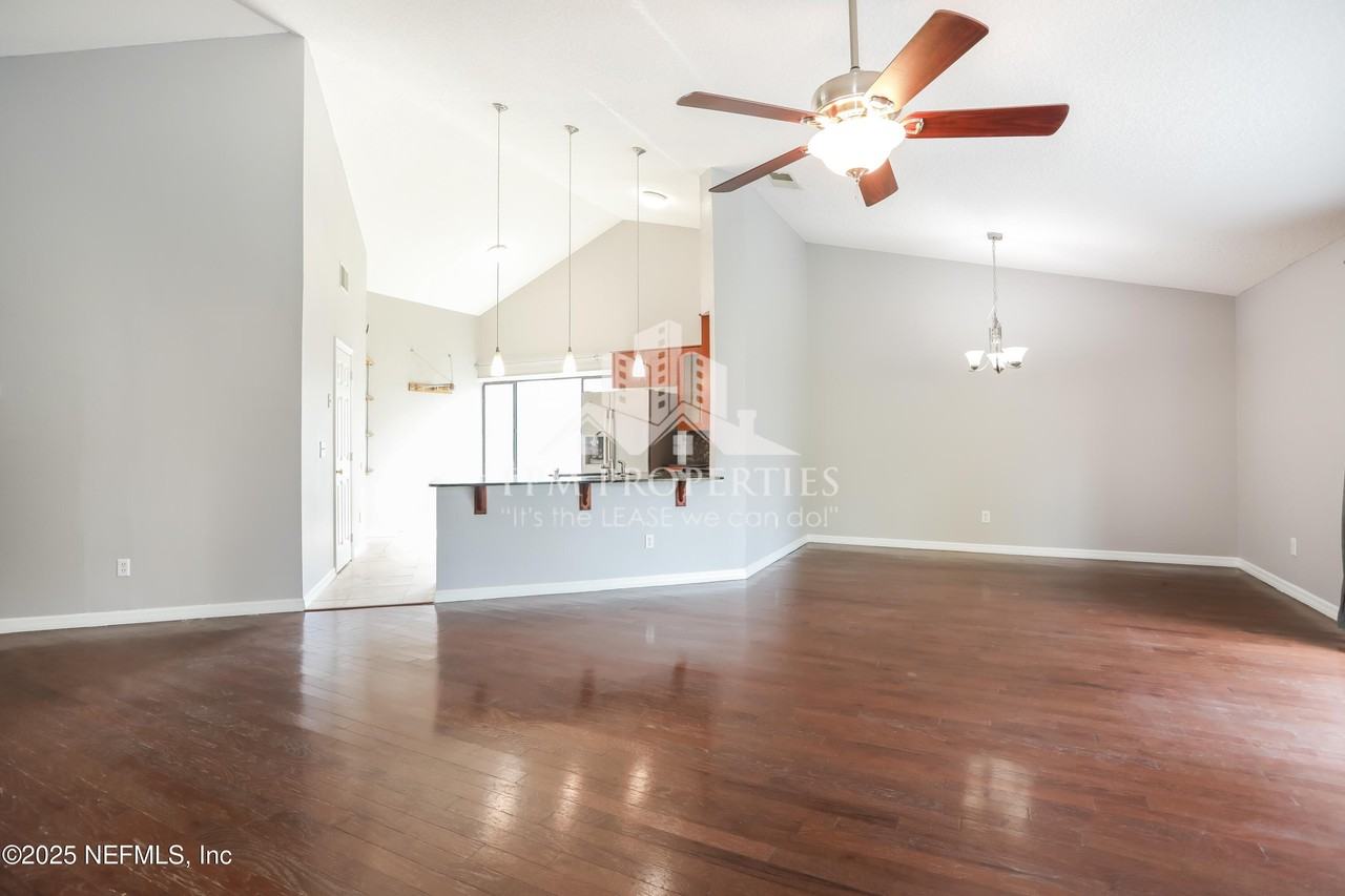 8038 Loch Lomond Ln - Photo 6 of 19