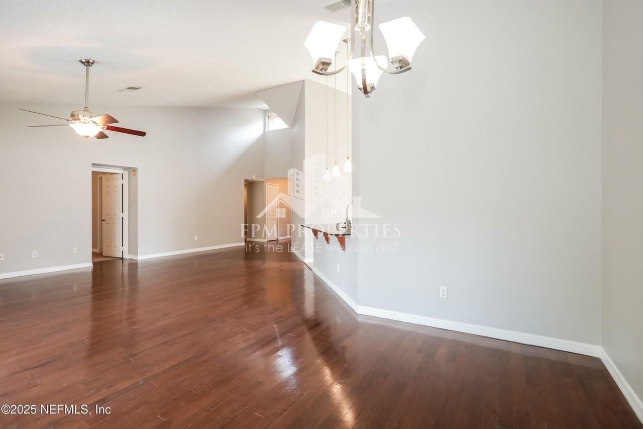 8038 Loch Lomond Ln - Photo 7 of 19