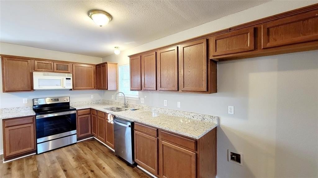 3112 Travis St - Photo 2 of 7