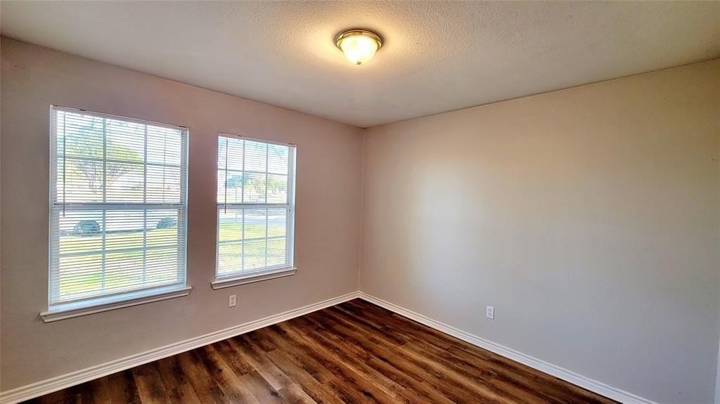 3112 Travis St - Photo 5 of 7