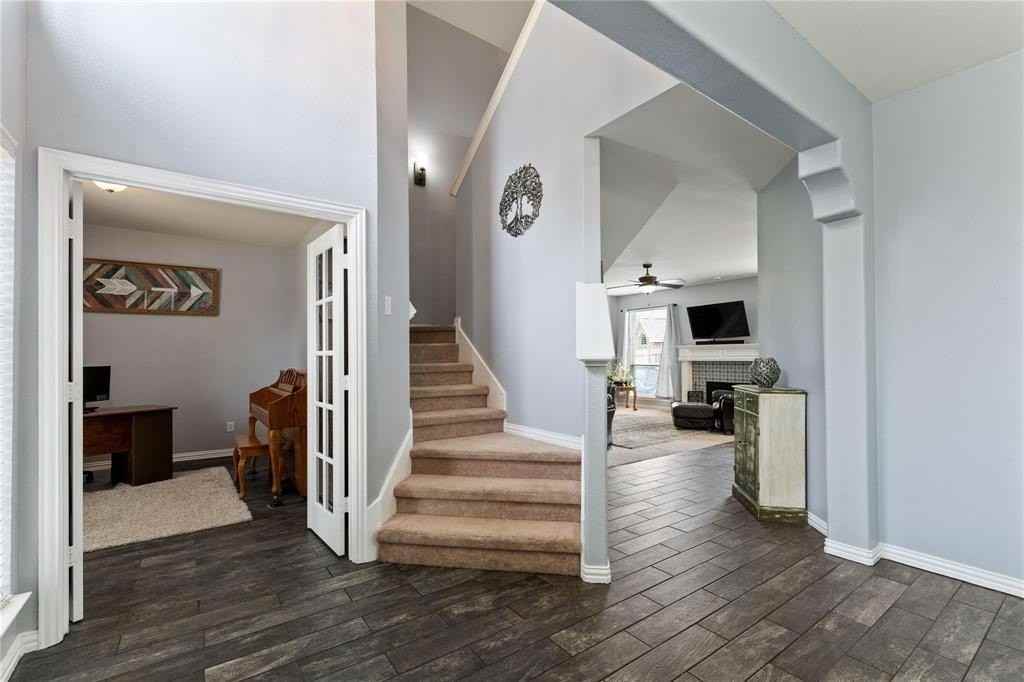 106 Foxwood Ln - Photo 3 of 20