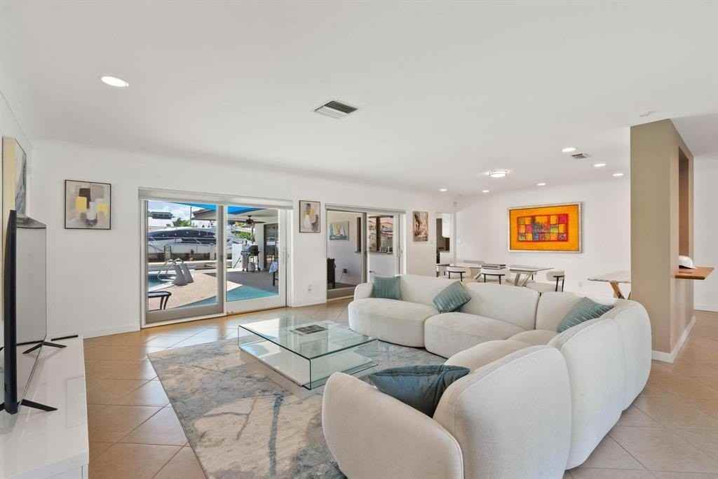 3080 Ne 43rd St - Photo 3 of 48