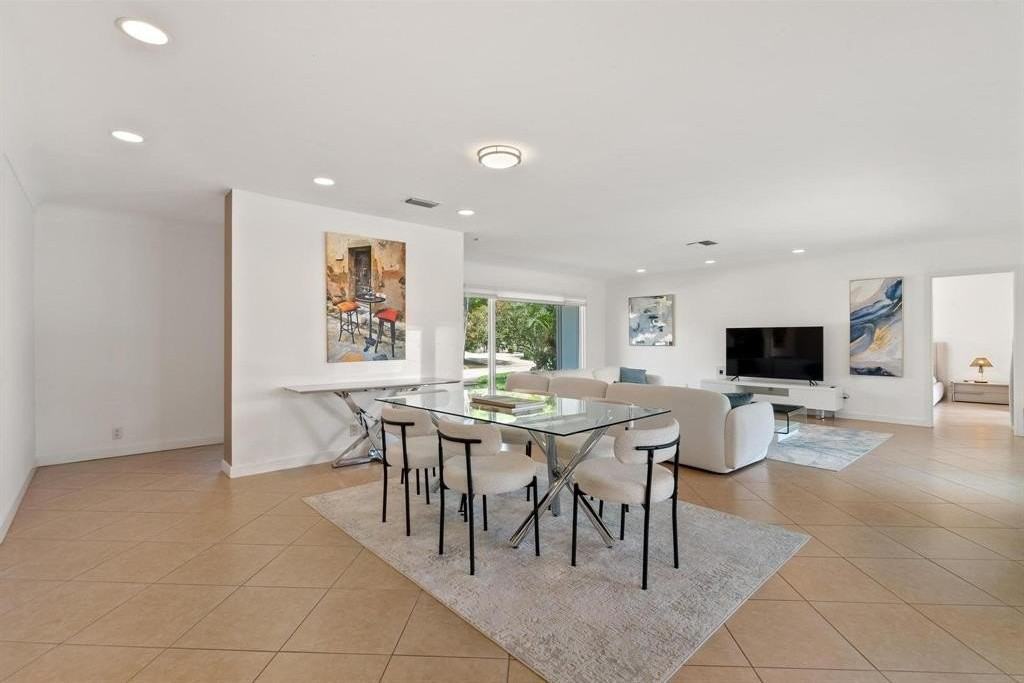 3080 Ne 43rd St - Photo 5 of 48